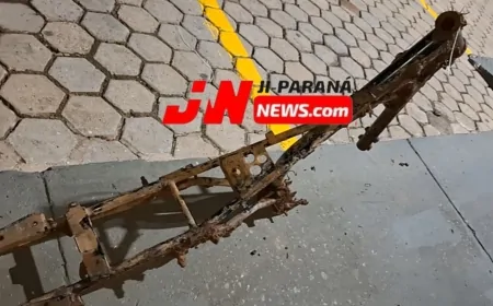 Menor encontra quadro de moto com chassi raspado em terreno baldio no bairro Primavera
