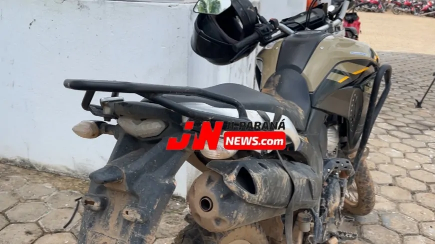 Condutor Foge da Polícia com Duas Passageiras Sem Capacete e Motocicleta