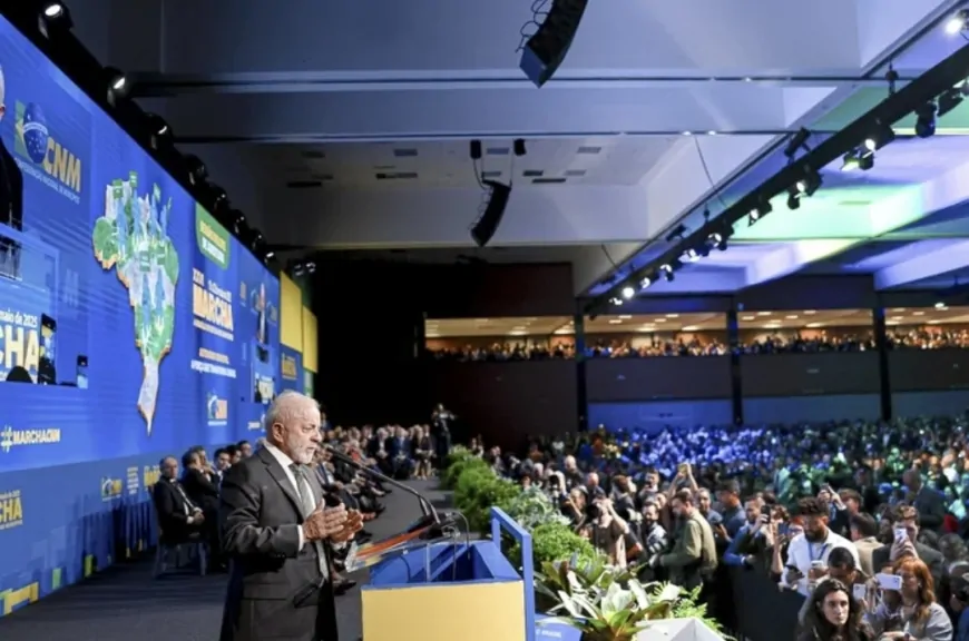 Novamente - Lula é vaiado por prefeitos