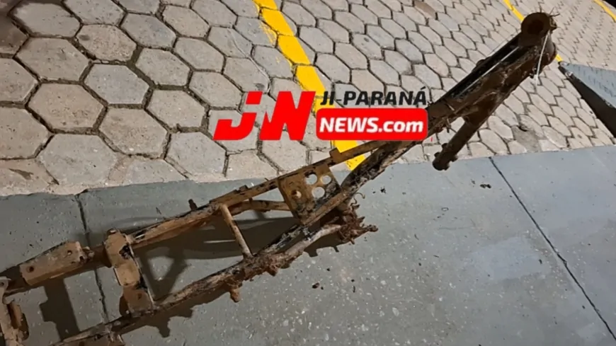 Menor encontra quadro de moto com chassi raspado em terreno baldio no bairro Primavera