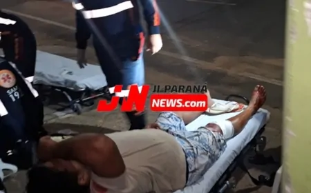 Motocicleta colide em caçamba de entulho e deixa dois feridos em Ji-Paraná