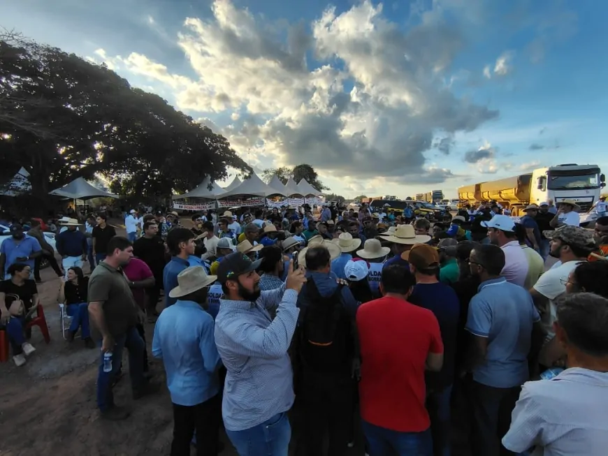 Protesto de produtores: BR-364 continua totalmente fechada na entrada de Cujubim