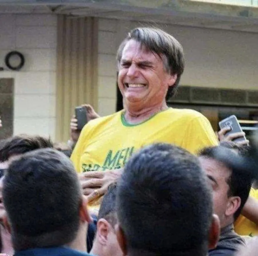 Bolsonaro é internado novamente