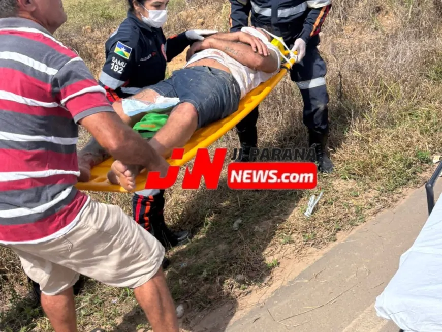 Condutor é socorrido após perder controle de motocicleta