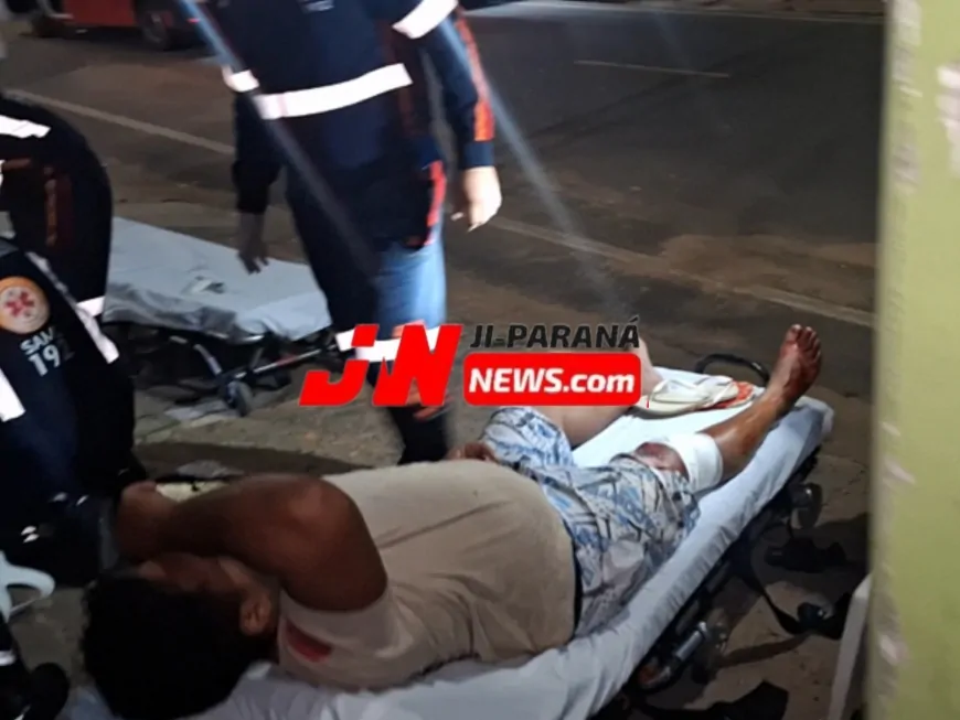 Motocicleta colide em caçamba de entulho e deixa dois feridos em Ji-Paraná