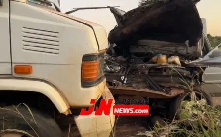 Colisão frontal entre Santana e caminhão deixa idoso ferido em Ji-Paraná