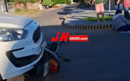 Mulher é arremessada após colisão entre carro e moto em Ji-Paraná