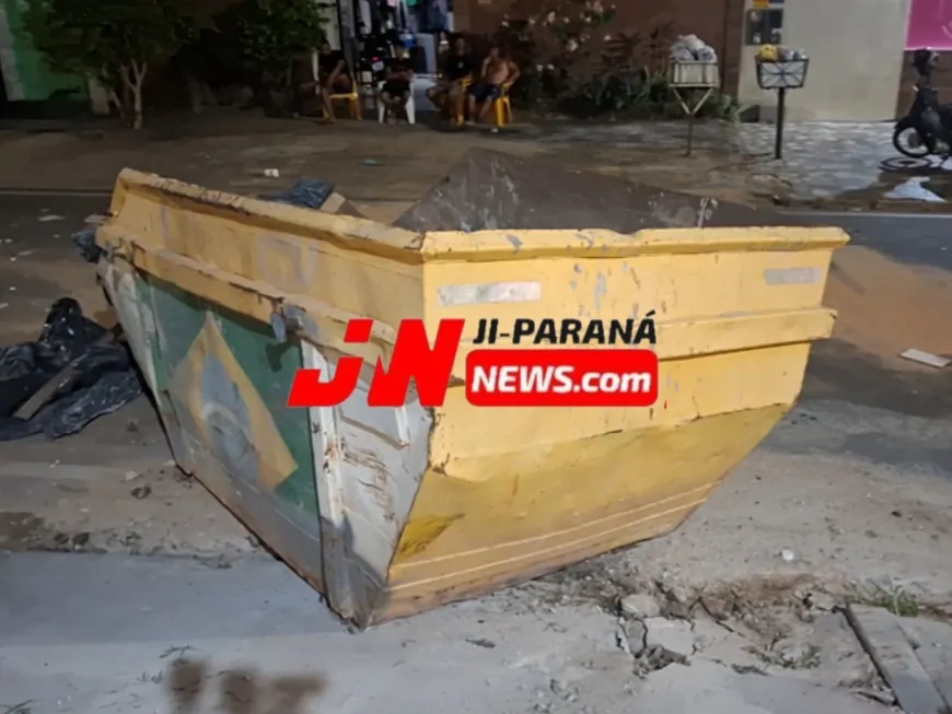 Corolla bate em caçamba de entulho em Ji-Paraná e assusta ocupantes