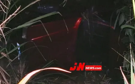 Fiat Uno cai em bueiro após motorista perder o controle da direção em Ji-Paraná