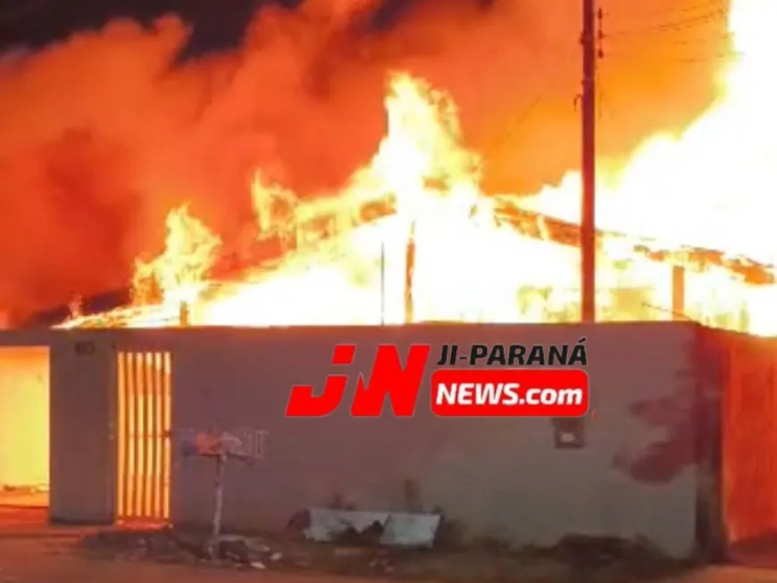 Casa é completamente destruída por incêndio em Ji-Paraná