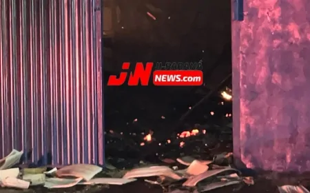 Oficina mecânica pega fogo na noite desta terça-feira em Ji-Paraná