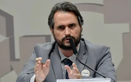 Delegado que investigou facada em Bolsonaro é preso por corrupção