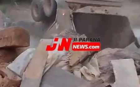 Caminhão carregado com pedras despenca em córrego durante reparo de ponte