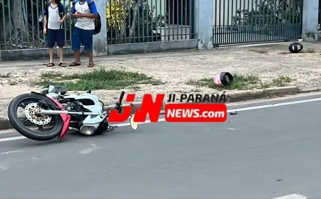 Motociclista e passageira são socorridos após colisão em cruzamento