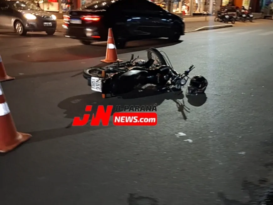 Acidente entre caminhonete e moto deixa jovem ferido no bairro Nova Brasília
