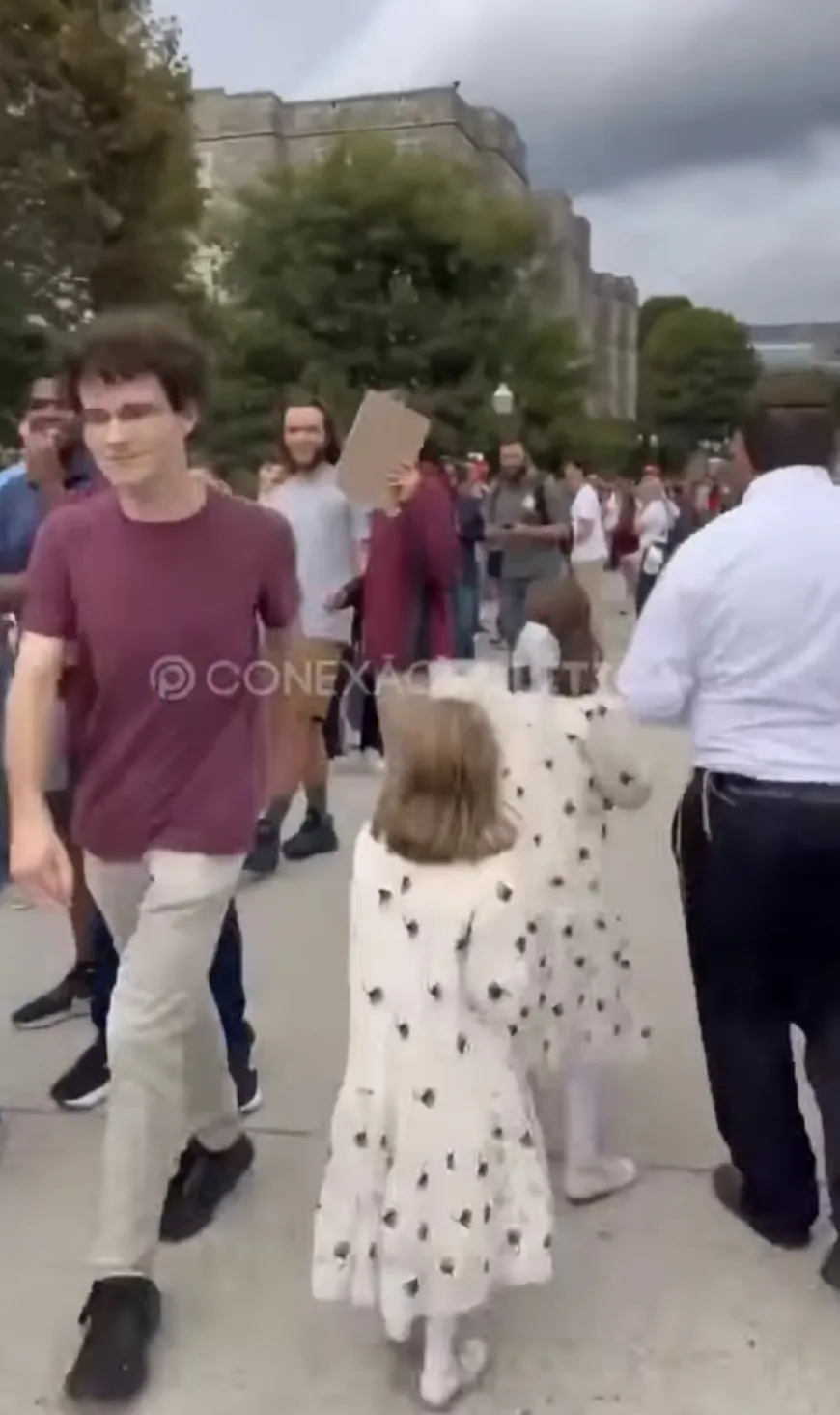 Jovens enfrentam filas quilométricas para registrar filiação e se tornarem membros ativos da TPUSA, movimento de Charlie Kirk