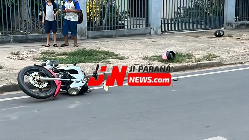 Motociclista e passageira são socorridos após colisão em cruzamento