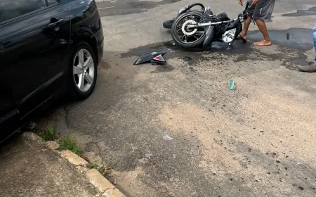 Acidente entre carro e motocicleta deixa motociclista ferido no cruzamento da T-21