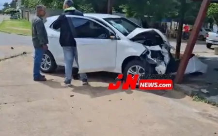 Argo zero km bate em pilar de comércio após Saveiro avançar preferencial em Ji-Paraná