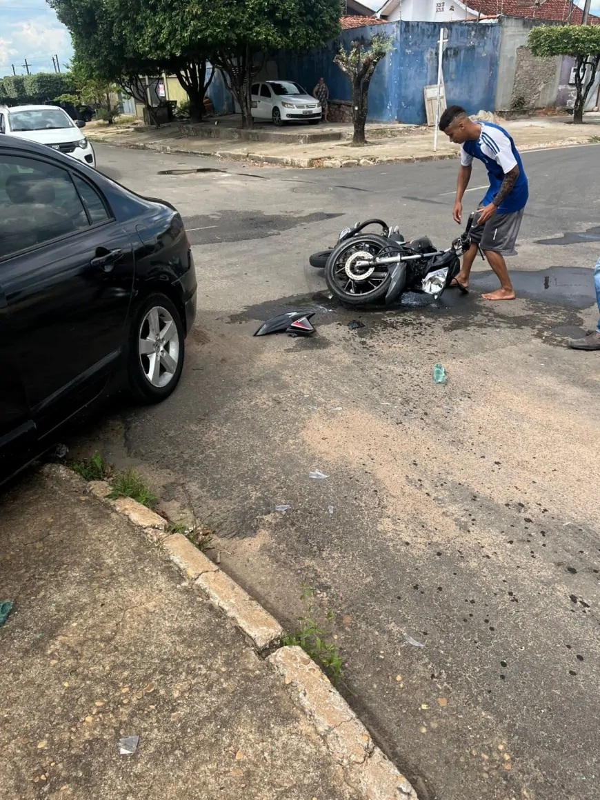 Acidente entre carro e motocicleta deixa motociclista ferido no cruzamento da T-21