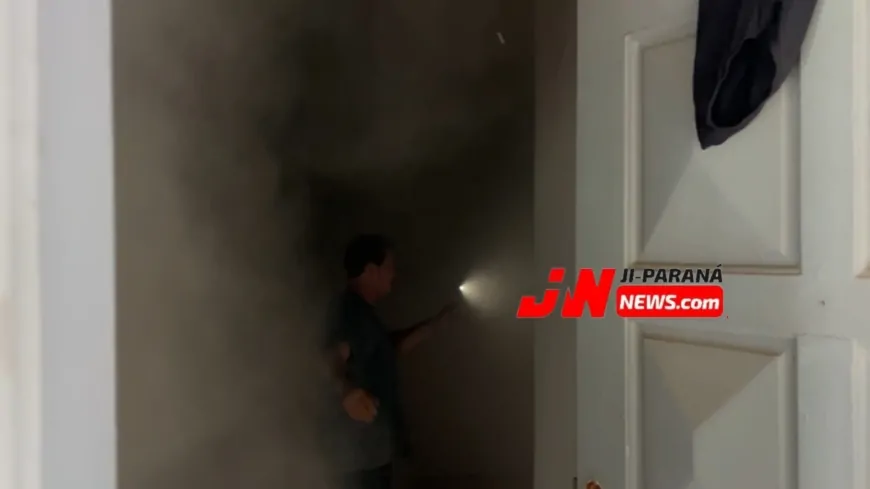 Populares controlam fogo em casa abandonada antes da chegada dos Bombeiros