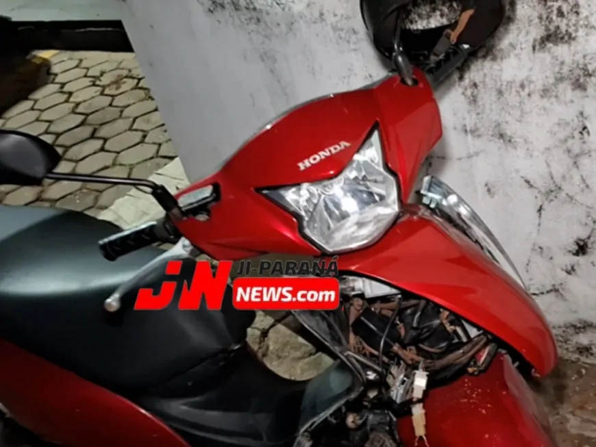 Motocicleta furtada é encontrada abandonada no bairro Santiago