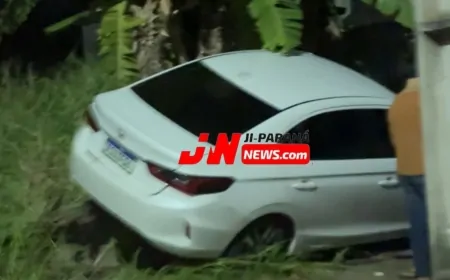 Batida em rotatória faz carro perder controle e invadir quintal