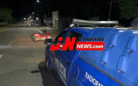Acidente em cruzamento deixa motociclista ferido na noite de quinta-feira