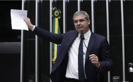 PT aciona PGR contra Nikolas por feridos após raios em ato