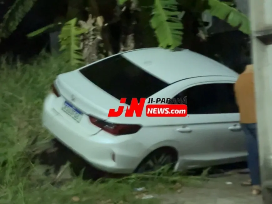 Batida em rotatória faz carro perder controle e invadir quintal