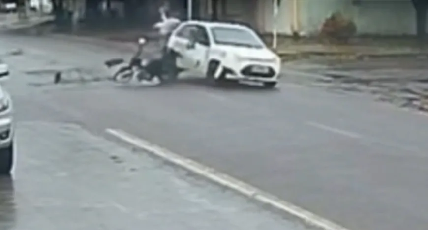 Colisão violentíssima provoca pânico e deixa motociclista gravemente ferido