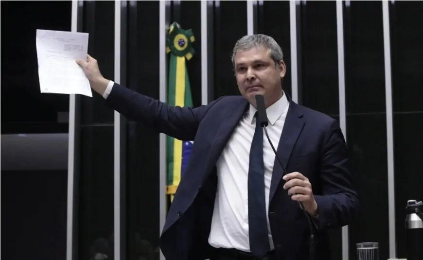 PT aciona PGR contra Nikolas por feridos após raios em ato