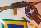Polícia apreende rifle e facas após denúncia de ameaças em residência