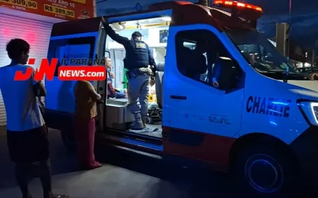 Colisão entre caminhonete e moto deixa homem ferido em cruzamento movimentado