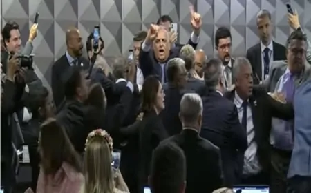 Urgente: CPMI do INSS aprova quebra de sigilo de Lulinha e desesperados petistas partem para agredir parlamentares de direita, Veja o vídeo