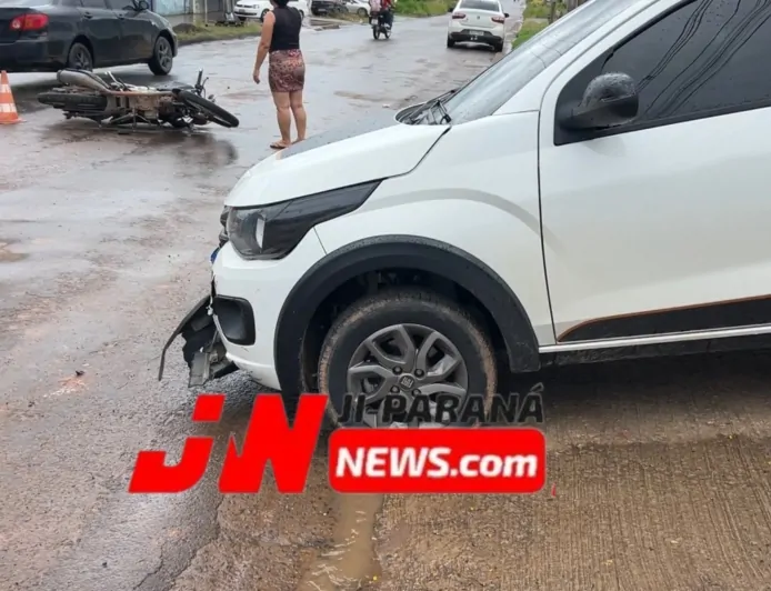 Colisão na saída de posto deixa motociclista com fratura grave em Ji-Paraná