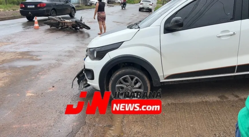 Colisão na saída de posto deixa motociclista com fratura grave em Ji-Paraná