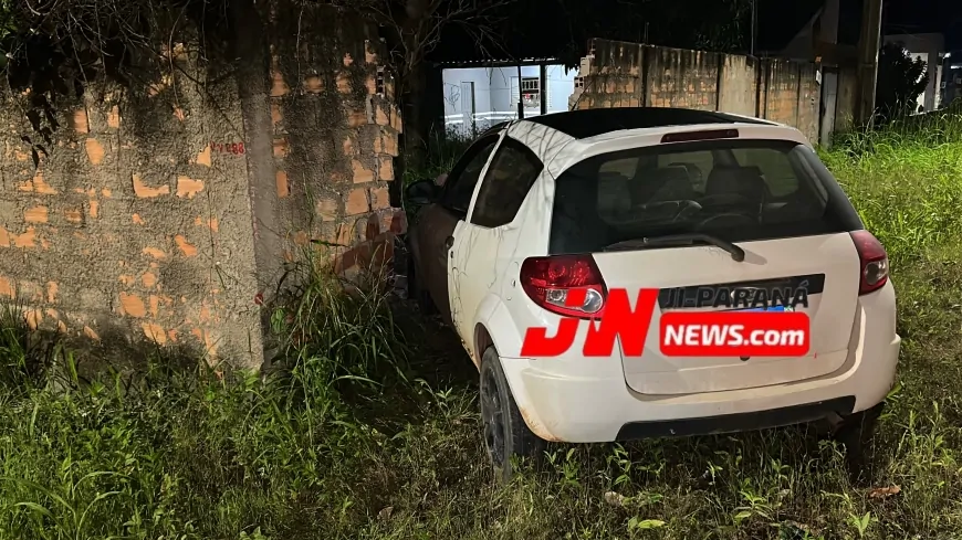 Após discussão com namorada, homem atinge muro de residência com carro e foge a pé