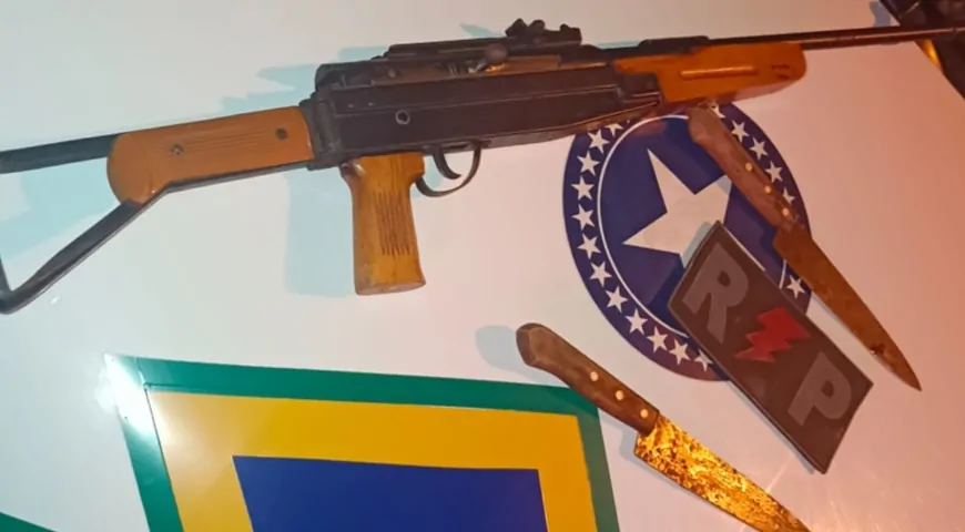 Polícia apreende rifle e facas após denúncia de ameaças em residência