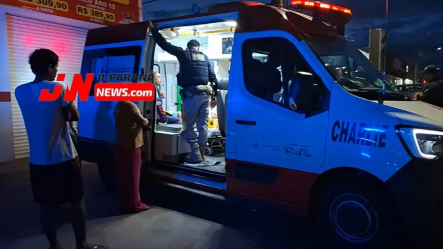 Colisão entre caminhonete e moto deixa homem ferido em cruzamento movimentado