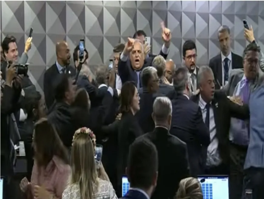 Urgente: CPMI do INSS aprova quebra de sigilo de Lulinha e desesperados petistas partem para agredir parlamentares de direita, Veja o vídeo