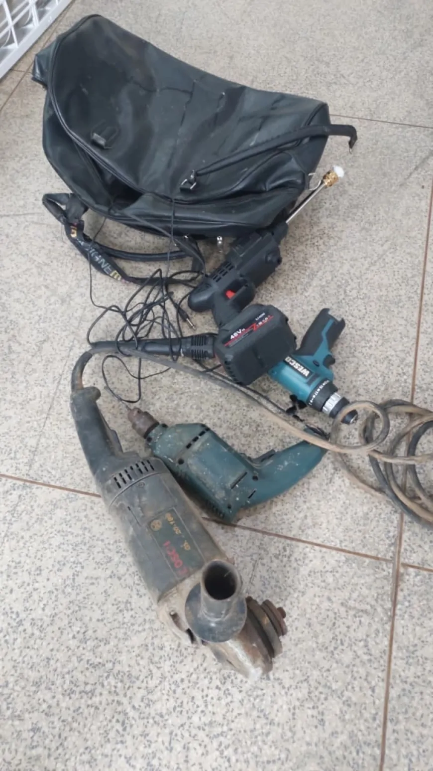 Homem foge ao ver viatura e polícia encontra vários objetos suspeitos em casa