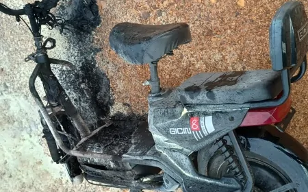 Moto elétrica é destruída por incêndio repentino em cruzamento de Ji-Paraná