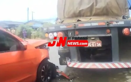 Motorista sem habilitação bate carro em carreta estacionada e acidente deixa feridos