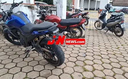 Adolescente empinando moto coloca moradores em risco e acaba apreendido pela PM