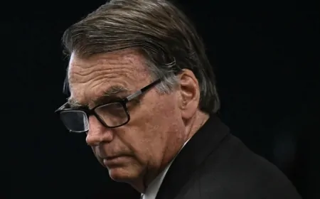 No mesmo dia que Defesa de Bolsonaro protocola novo pedido de prisão domiciliar, Justiça decide restituir seguranças e motoristas ao ex-presidente