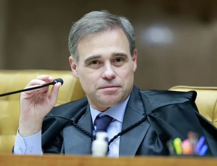 Voo com Mendonça é abortado por falha mecânica, diz colunista