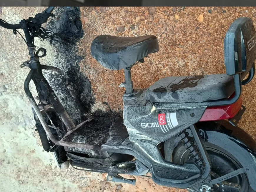 Moto elétrica é destruída por incêndio repentino em cruzamento de Ji-Paraná