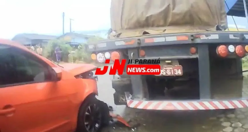 Motorista sem habilitação bate carro em carreta estacionada e acidente deixa feridos