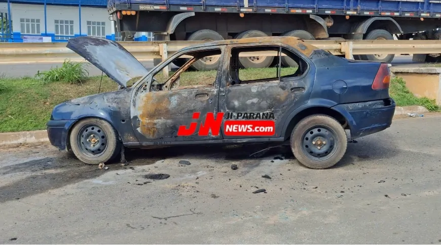 Carro pega fogo após motorista notar fumaça e caso pode ser investigado como incêndio criminoso